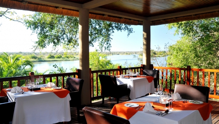 Divava Okawango Lodge - Essen mit Ausblick